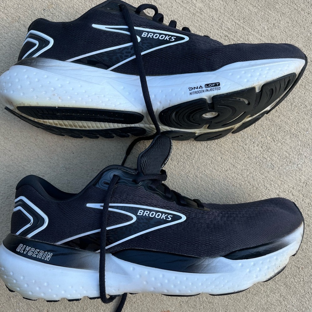 Men’s Brooks shoes Glycerin 21.  Super comfortable.  Size 11.5